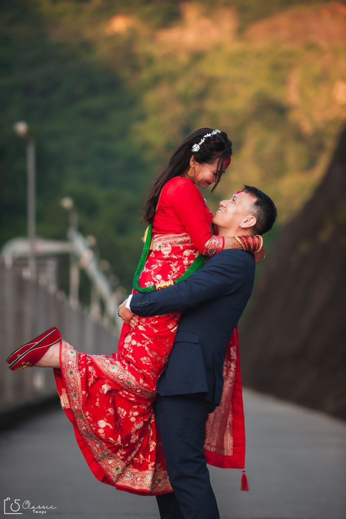 wedding-couple-pose-sunset